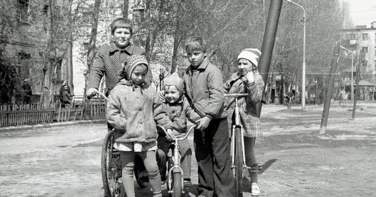 Дворовые люди это. Советские дети во дворе. Советский двор. Детвора СССР. Советское детство.