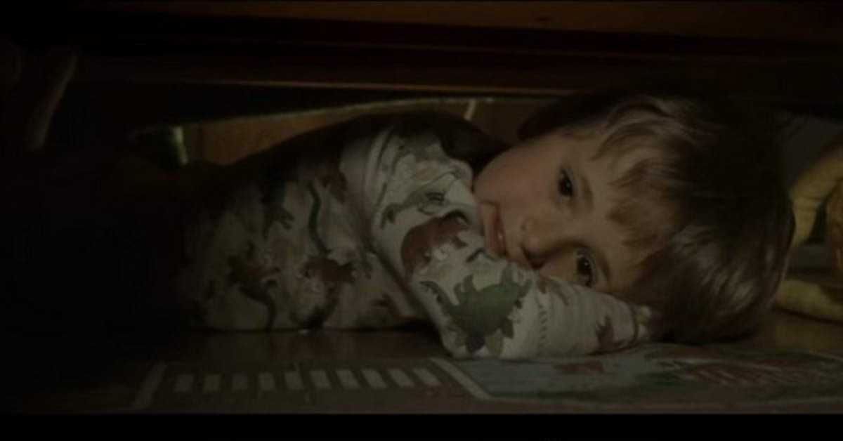Мама заходит сына комнату. Папочка, укрой меня! (Ужасы)2014. Мальчик под кроватью. Ребенок под кроватью.