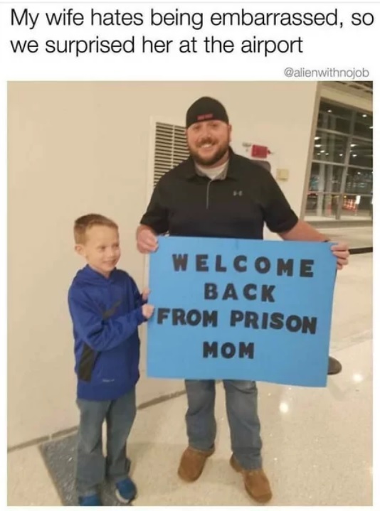 Жена ненавидит, когда ее смущают, поэтому мы сделали ей сюрприз в аэропорту