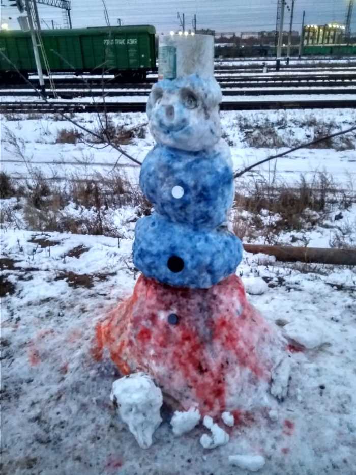 Wait a locomotive!... Severe Pavlodar Halloween. - Kazakhstan, Mobile photography, Pavlodar, snowman