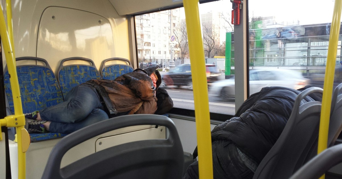 Загадка ехал автобус все пассажиры спали. Сон в общественном транспорте. Уснул в автобусе.
