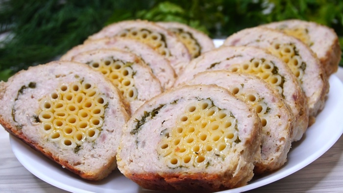 Мясной рулет с макаронами