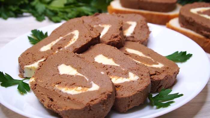 Печеночный паштет в виде рулета