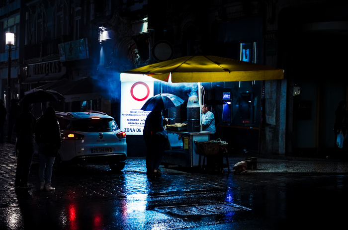 Street vendor in Porto. - The street, The photo, Rain, Beginning photographer, Portugal, My