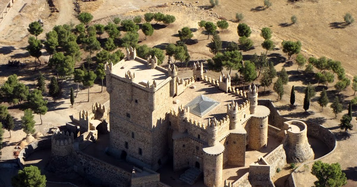 Крепость гран. Замки Кастилии Испания. Кастилия ла Манча. Castilla la Mancha Испания. Замок Испания Кастилия ла Манча.