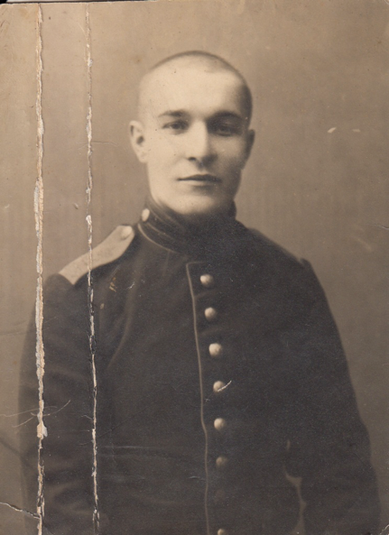 Help identify the shape from the photo - Military uniform, Revolution, Old photo, Help, World War I