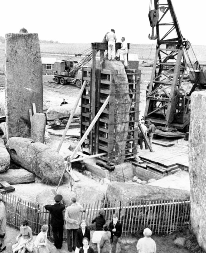 Реставрационные работы по восстановлению Стоунхенджа, Англия, 1957 год.