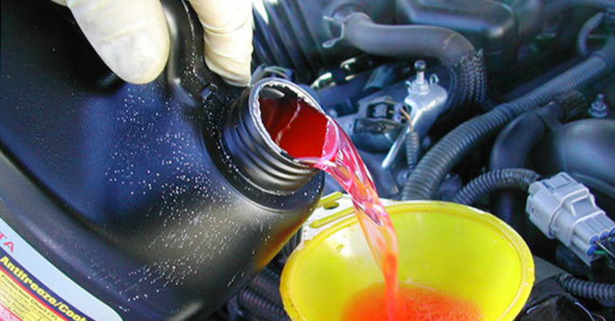 Заливают ли антифриз летом. Жидкости для автомобиля. Охлаждающая жидкость. Антифриз(охлаждающая жидкость). Цвет охлаждающей жидкости для автомобилей.
