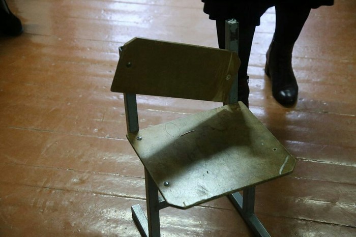 Разбей школу. Сломанный стул в школе. Школьный стул старый. Сломанная парта. Поломанный стул в школе.