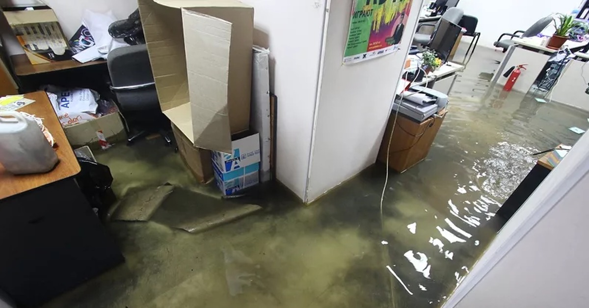 Холодильник после затопления. Затопило квартиру. Потоп в офисе. Затопили офис. Потоп в серверной.