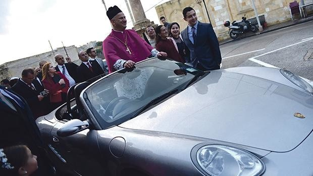The priest celebrated the new position with a ride in a Porsche pulled by children - Pupils, Luxury, Auto, Priests