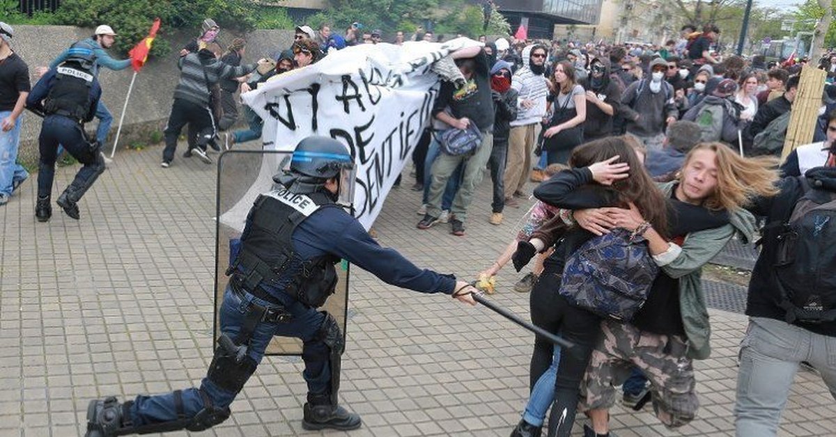 Феминистки в париже. Полиция Франции избивает демонстрантов. Полиция Франции разгоняет демонстрантов.