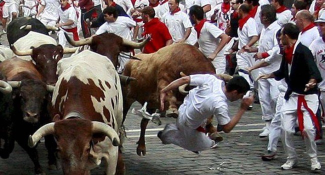 Bull run in Spain. Saint Fermin Festival in Pamplona - Spain, Bull, Holidays, Encierro, , Extreme, Video, Longpost