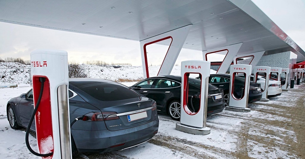 Зарядная станция тесла. Зарядная станция Tesla Supercharger. Тесла суперчарджер. Зарядка Tesla Supercharger. Электрозаправка для электромобилей Тесла.