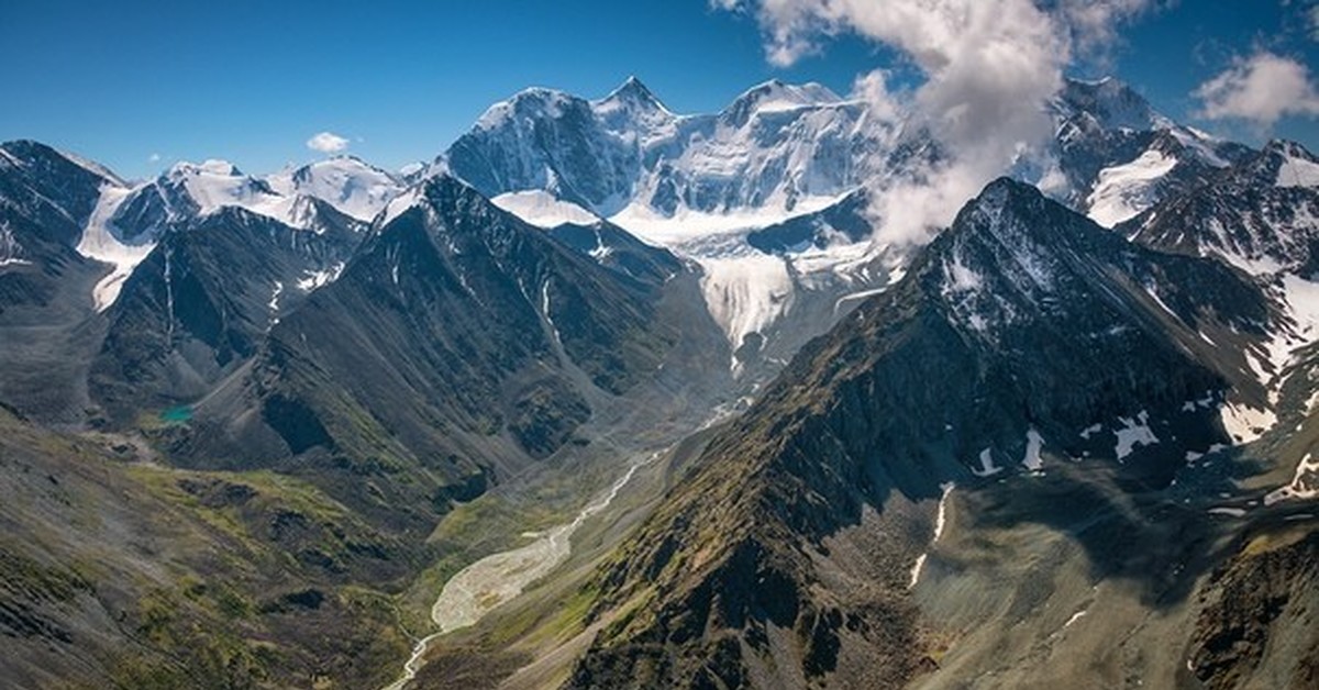 Самая высокая вершина восточной сибири. Гора Белуха, горный Алтай. Уч Сумер гора Белуха. Священная трехглавая гора Алтая — Белуха. Гора уч Сумер на Алтае.