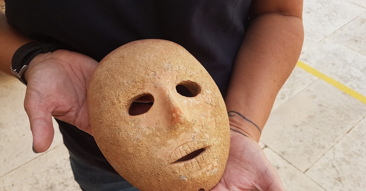 Камень каменной маски. Каменная маска Джоджо. Каменная маска из Джоджо. Каменная маска Джоджо с камнем Эйша. Маска с камнями.