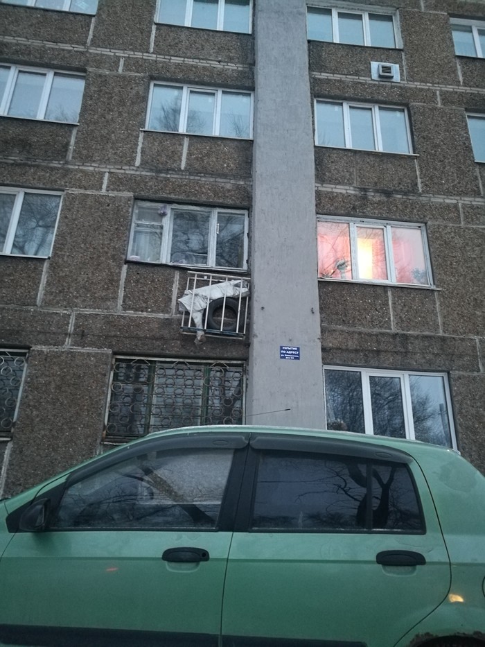 Когда нет балкона и гаража, но запчасти надо где-то хранить.