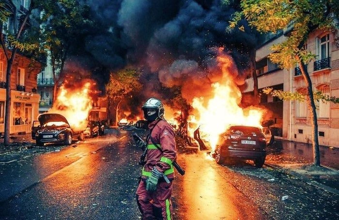 Французский пожарный на улице Парижа. 1 декабря 2018 - Фотография, Франция, Париж, Пожар