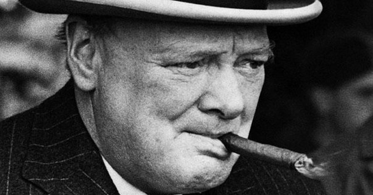 Тяжелые времена черчилль. Уинстон Черчилль. Уинстон Черчилль курит. Уинстон Черчилль премьер-министр Великобритании. Уинстон Черчилль с сигарой.