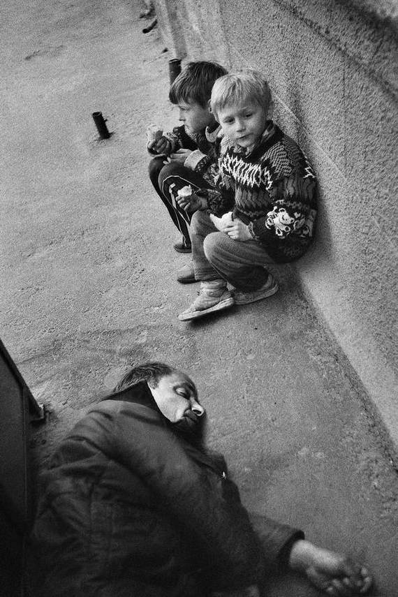 Dad will wake up soon and we'll go home... - My, Drunk, Children, Black and white photo