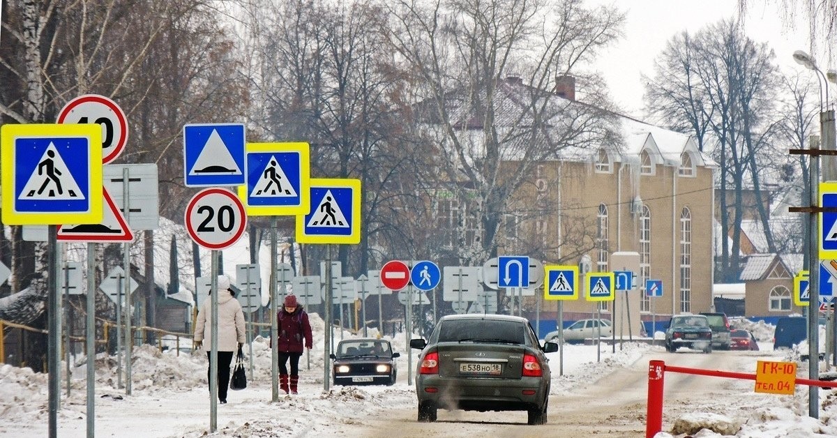 Много дорожных знаков. Дорожные знаки на улице. Много знаков на дороге. Дорожные знаки на улицах города. Улица дорожных знаков.