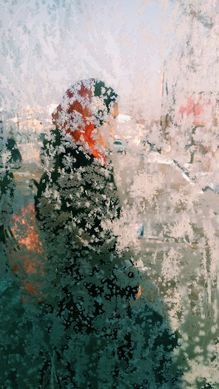 Girl at the bus stop - My, The photo, Mobile photography, Winter, Patterns on the window