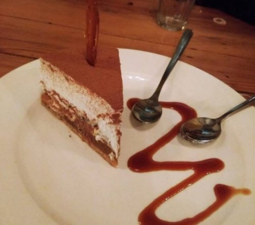 Официант , у вас тарелка битая