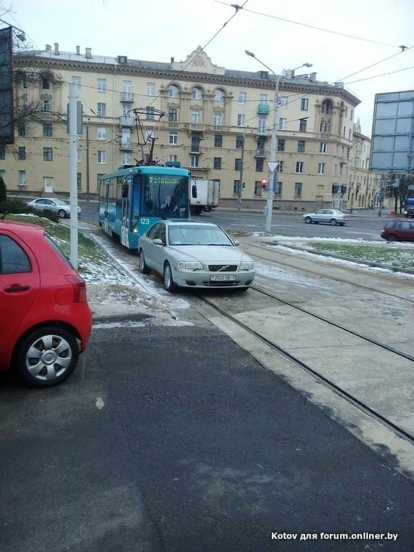 In the nomination Parking of the Year: the driver forgot about the resumed traffic of trams and left the car on the tracks - news, Auto, Republic of Belarus, Minsk, Tram, Parking, Onliner by, Longpost