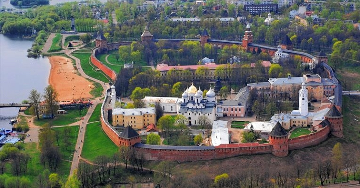 Новгородский кремль описание. Новгородский Кремль Детинец. Великий Новгород Кремль Детинец. Великий Новгород древний Детинец. Новгородский Детинец достопримечательности Великого Новгорода.