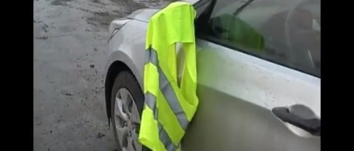Reflective vest on the mirror: what does this signal mean? - My, , Help