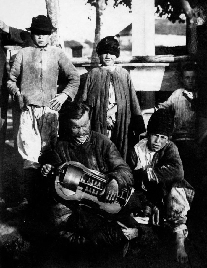 Blind lyre player with a guide boy trying to earn bread, Poltava region, 1910. - The photo, The blind, Street musicians, Guide, Black and white photo, Story