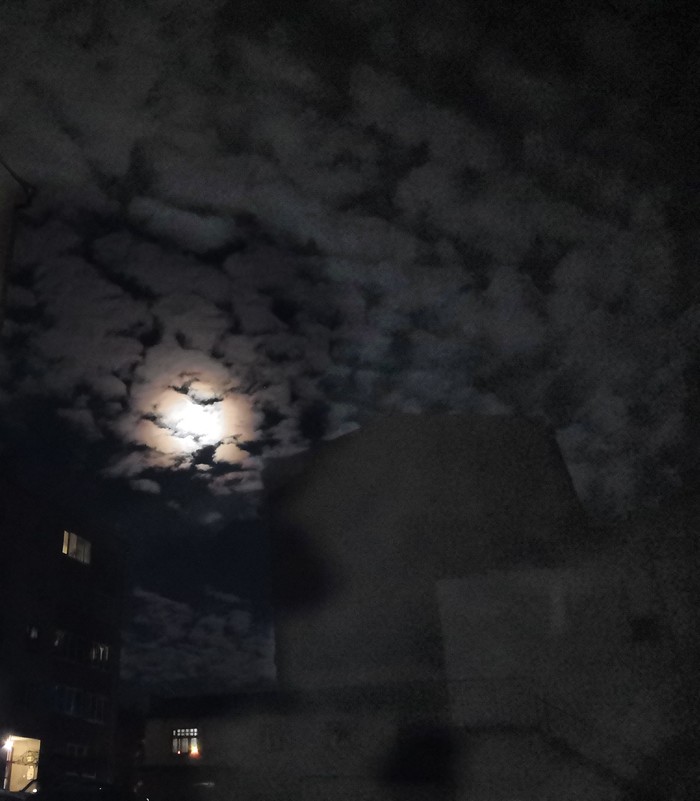 Луна сегодня как огненный шарик Луна, Фотография