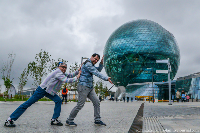 Качу шар с Лео Кагановым на российское авторское общество Леонид Каганов, Фотография, Казахстан