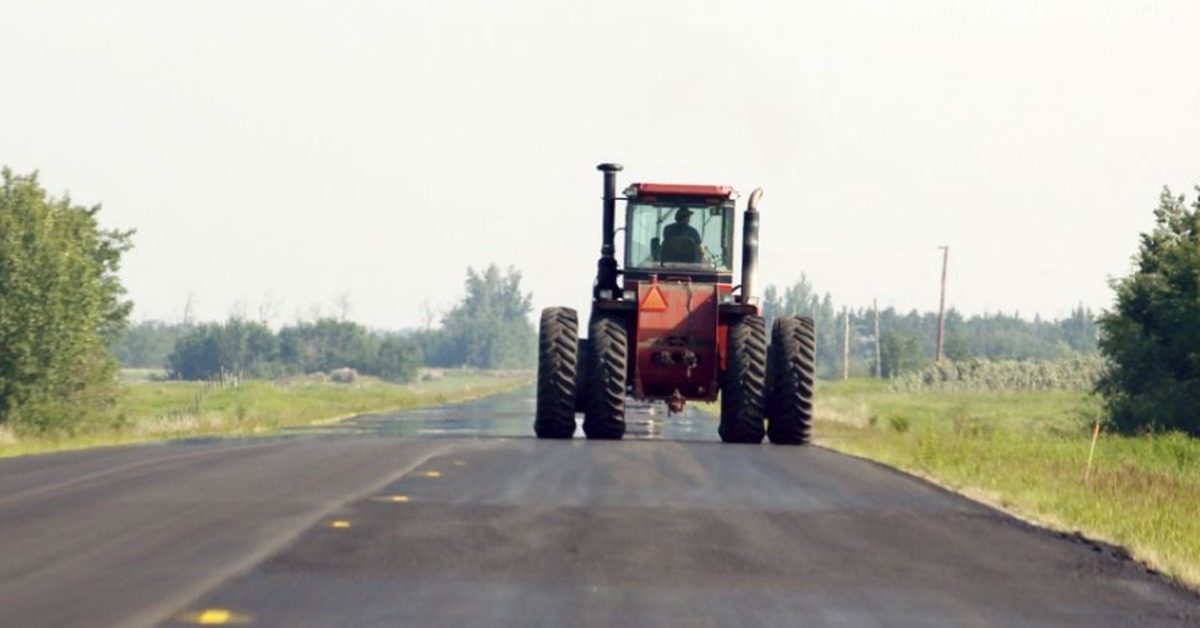 Трактор едет 10 м в секунду. Трактор на дороге. Тракторная дорога. Тракторные дороги тракторного. Трактор едет по дороге.