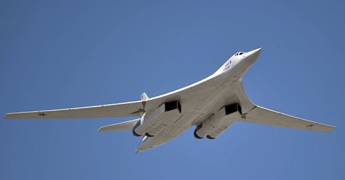 Ту 160 сверхзвуковой самолет вооружение. Бомбардировщик белый лебедь ту 160. Ту-160м белый лебедь. Ту-160 сверхзвуковой самолёт. Лебедь самолет ту 160.