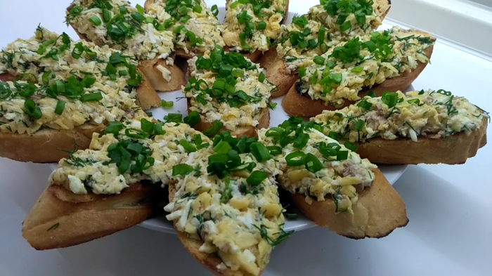 Закусочные бутерброды с печенью трески и сыром