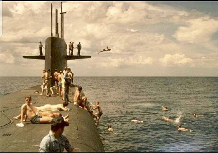 My father dives in the Pacific in the summer of 1983. Taken from Reddit - Reddit, Sailors, Army, Swimming, The soldiers, The photo, Father, Ocean