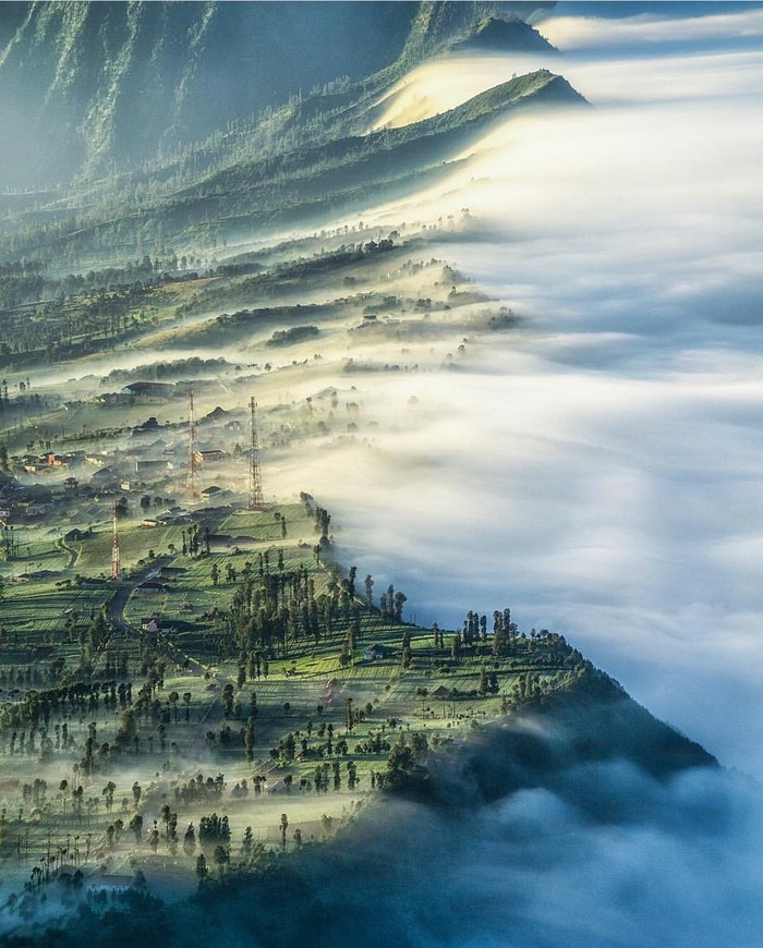 Where the edge of reality - Beautiful view, Fog, Indonesia