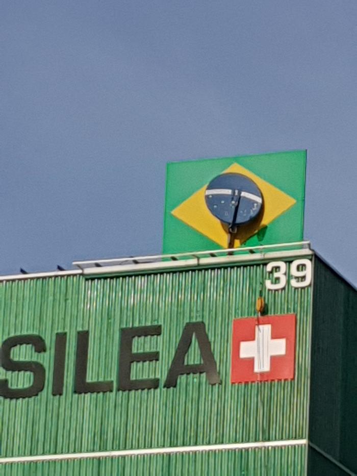 Маскировка спутниковой антенны в Бразилии Спутниковые антенны, Бразилия, Флаг