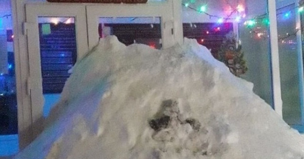 Сугробы на дверь. Дверь завалило снегом. Большая куча снега. Кучи снега в Самаре. Сугробы перед дверью.