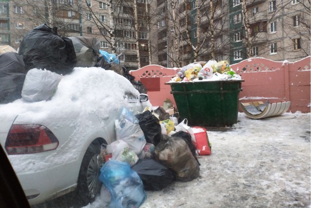 In St. Petersburg, the driver parked the car near the garbage dump and prevented the garbage truck from driving up - Saint Petersburg, Auto, Garbage, Longpost