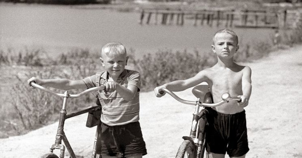 В детстве многие мечтали. Мальчишки на великах. Советские дети летом. Детство на велосипеде. Советские мальчишки на велосипеде.