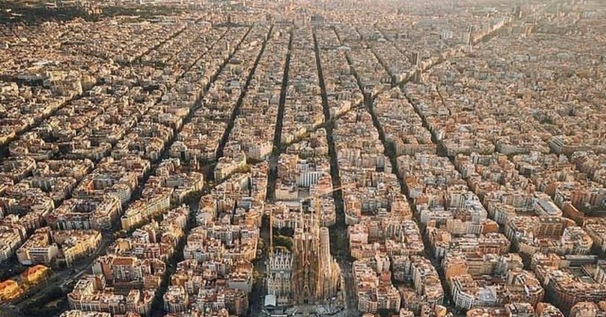 Птичий барселона. Eixample Барселона. Город Барселоны Эшампле. Эшампле Барселона вид. Барселона с высоты птичьего полета.