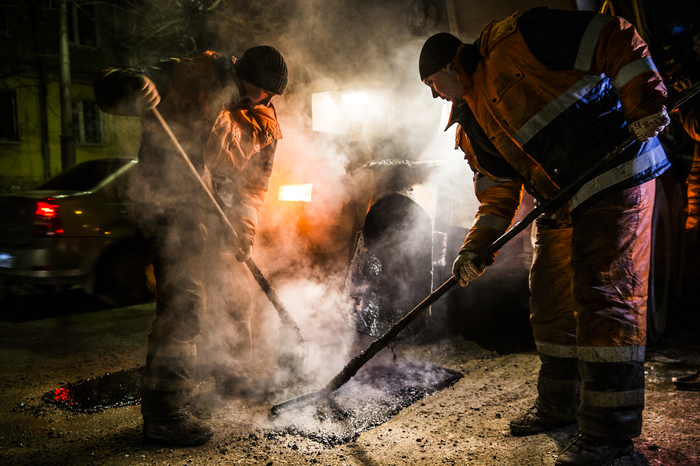 Asphalt repair in sub-zero temperatures looks like hell - My, The photo, Road repair, Night, Longpost