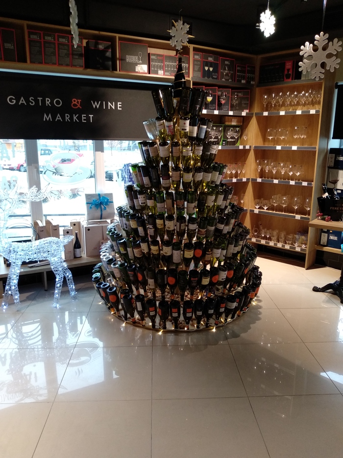 Christmas tree in a local alcohol store - My, New Year, Christmas tree, Alcohol