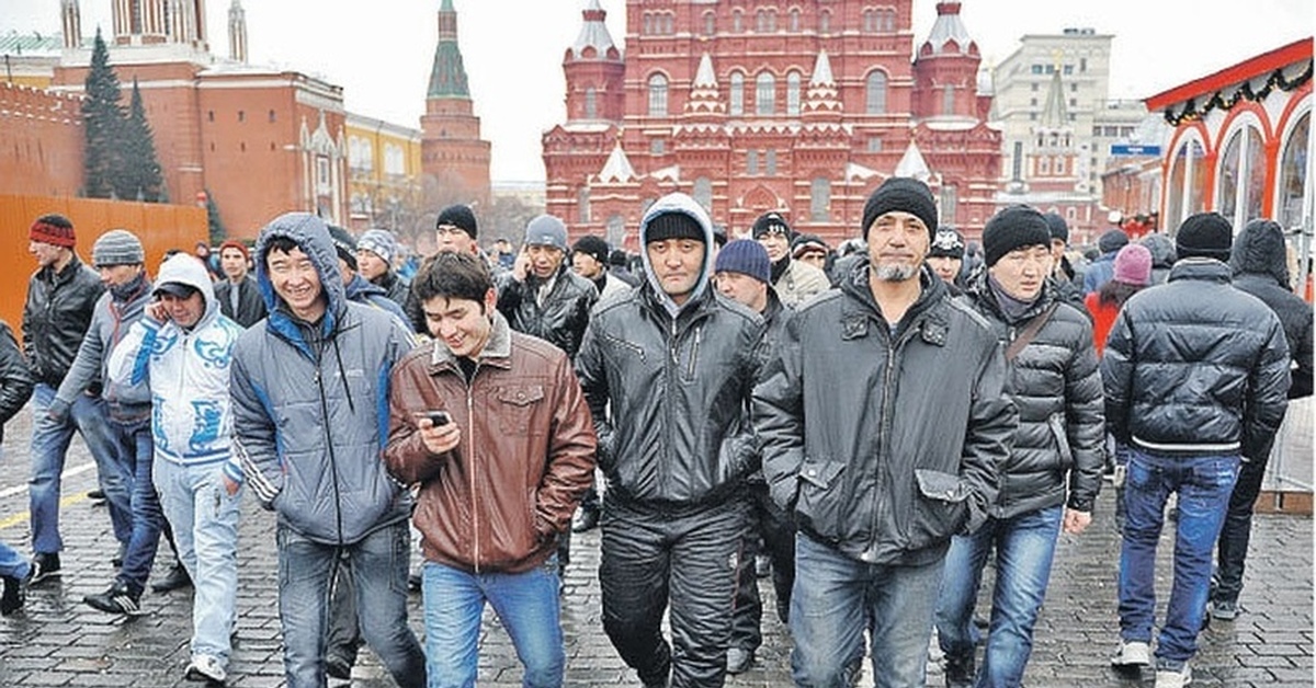 Приезжий остановился. Полат Джамалов. Мигранты в России. Трудовые мигранты в России. Гастарбайтеры на красной площади.
