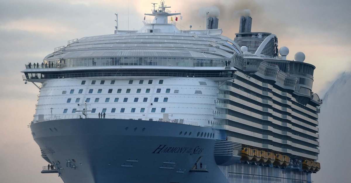Огромные пароходы. Лайнер Harmony of the Seas. Harmony of the Seas круизный лайнер. Harmony of the Seas фото. Самый большой корабль в мире 2022.