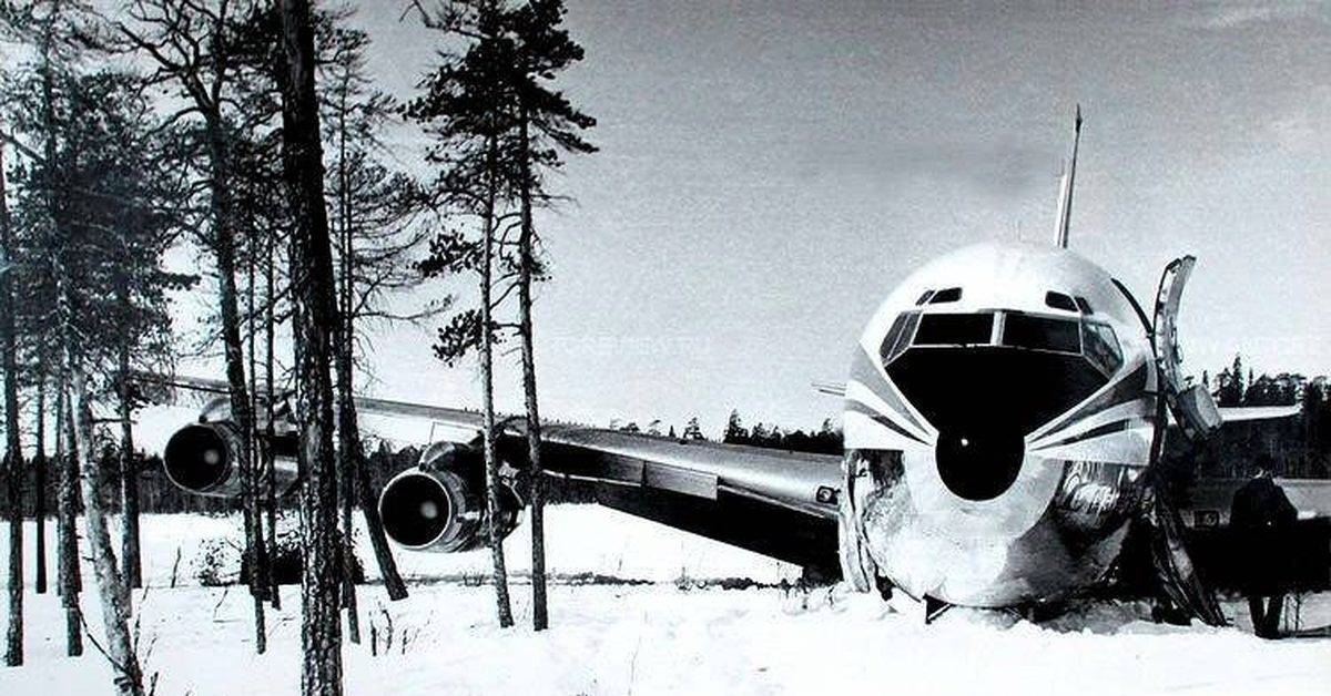 Советский истребитель сбил. Катастрофа Boeing 707 в Карелии. Корейский Боинг 1978 год Карелия. Сбитый южнокорейский Боинг 1978. Сбили корейский Боинг над Карелией 1978.