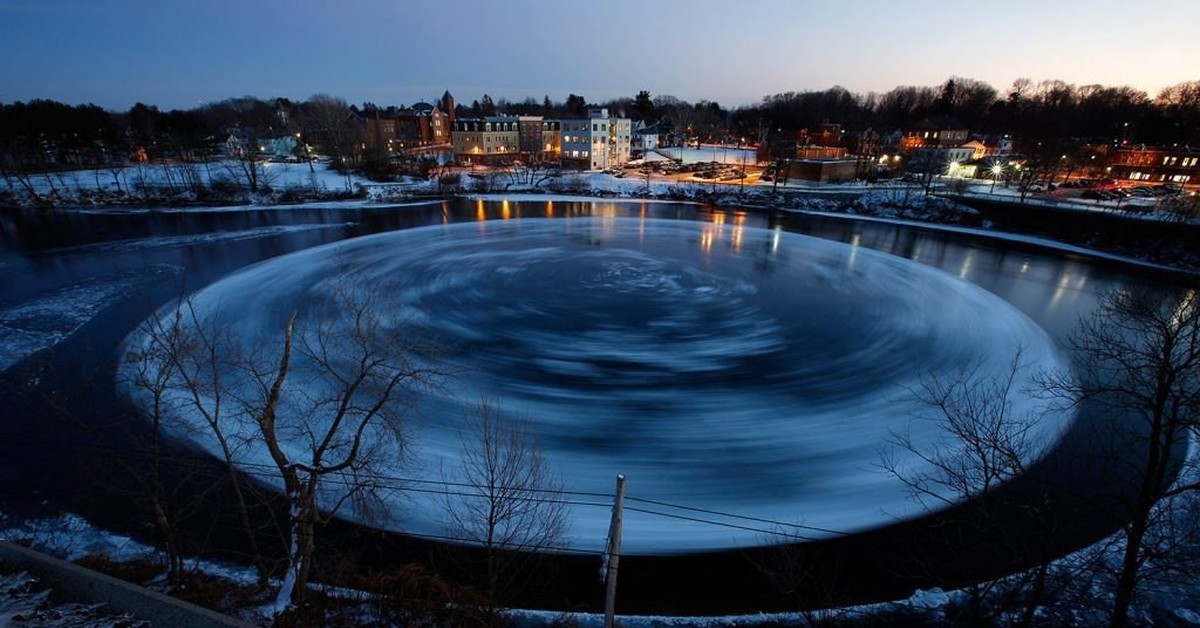 Ice circle. Ледяные круги на реках. Ледяной круг. Ледяные круги на воде. Круглые льдины на реке.