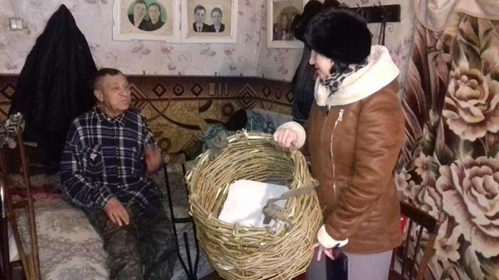 A disabled person on crutches in the Ulyanovsk region was presented with a basket for carrying firewood - news, Officials, Ulyanovsk, Retirees, Longpost, Fake, Craftsmen